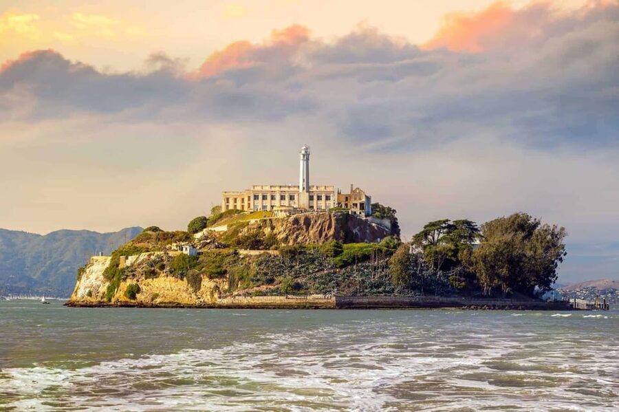 San Francisco: Alcatraz Island & Chinatown Walking Tour - The gap between a guided walk and the app option