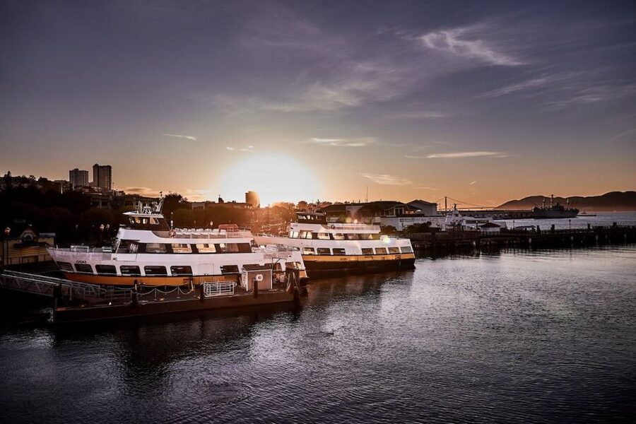 San Francisco: Golden Gate Bridge and Bay Sunset Cruise - Alcatraz and the islands along the route